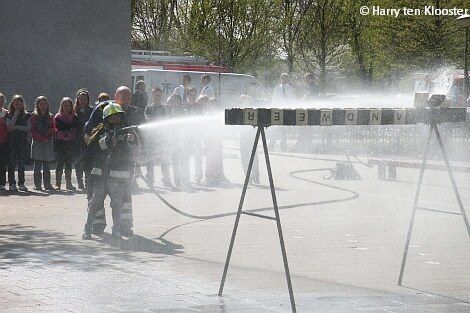 08-04-2011_brandweer_oefening_aquarel_waallaan_5.jpg